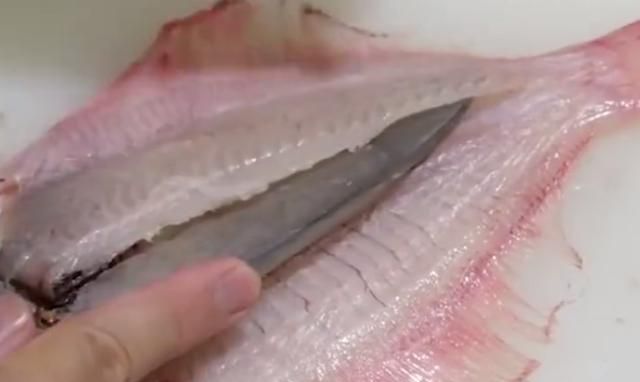 日本小哥网购海鲜盒，装着很多不知名的海鱼，最后做成鱼生吃