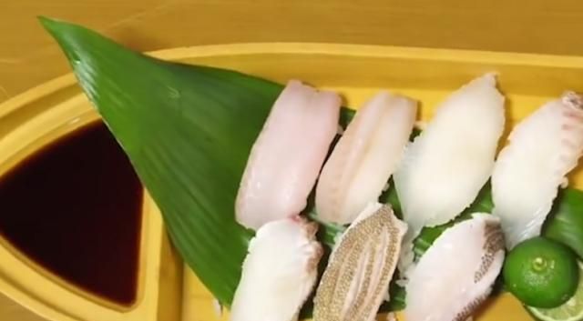 日本小哥网购海鲜盒，装着很多不知名的海鱼，最后做成鱼生吃