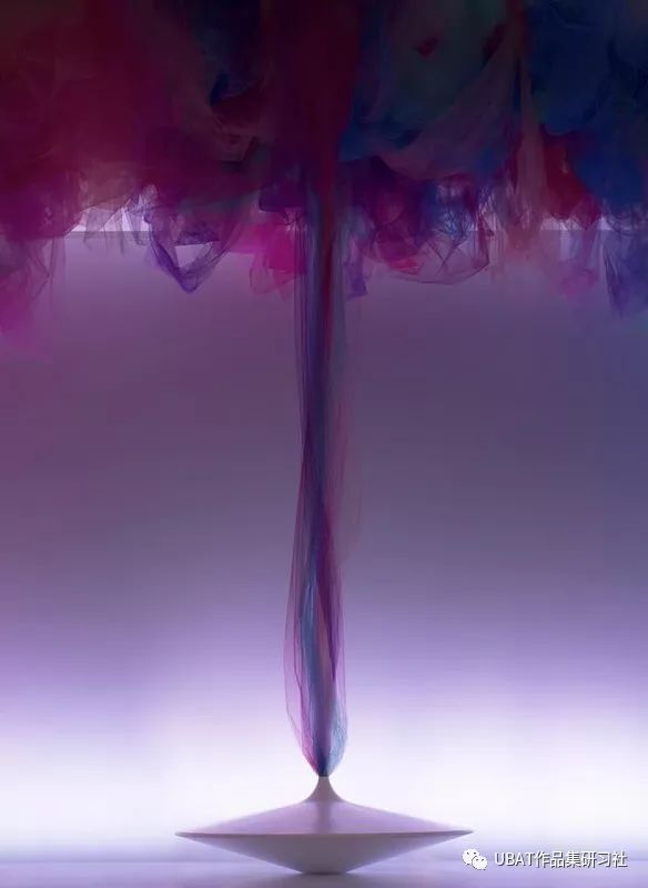 如同薄纱般轻盈的雕塑作品，利用纱布作画的艺术家