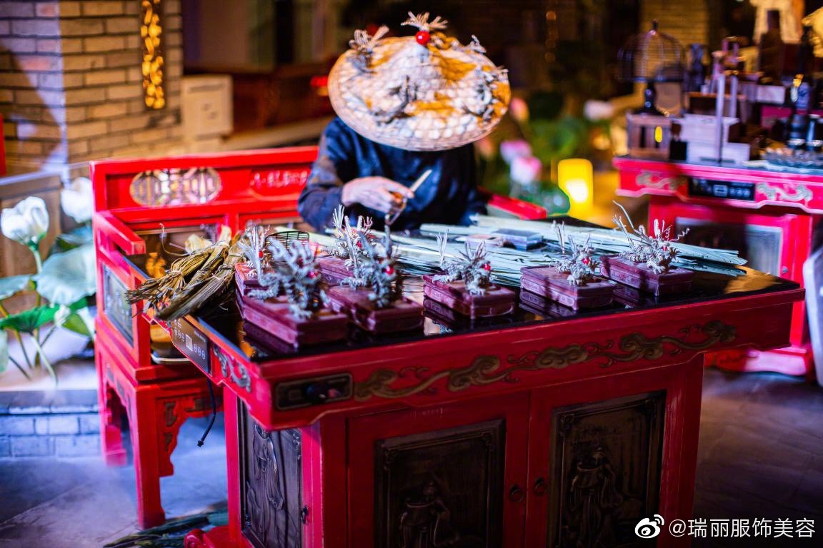 M·A·C魅可联手中国独立设计师品牌Angel Chen