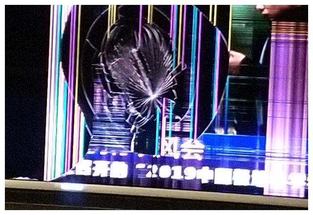 16日教育精选：老师上课佩带数码扩音器讲课，这样做合不合适？
