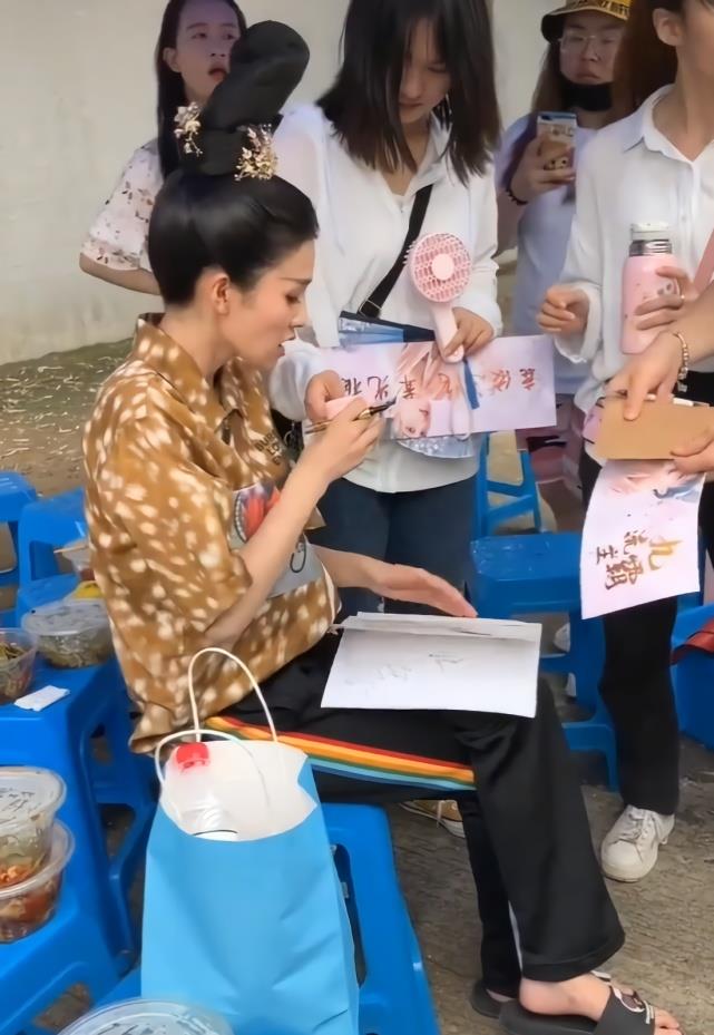 白鹿的新戏造型无力吐槽，“木棍”插头上，比缝纫机发型还招摇！
