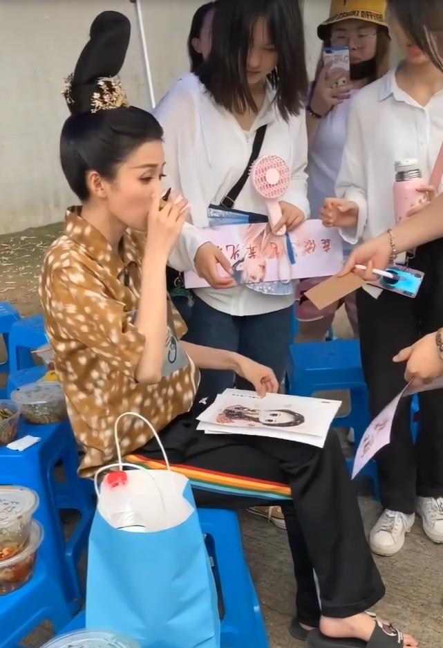 白鹿的新戏造型无力吐槽，“木棍”插头上，比缝纫机发型还招摇！