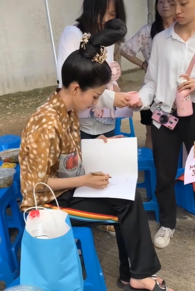 白鹿的新戏造型无力吐槽，“木棍”插头上，比缝纫机发型还招摇！