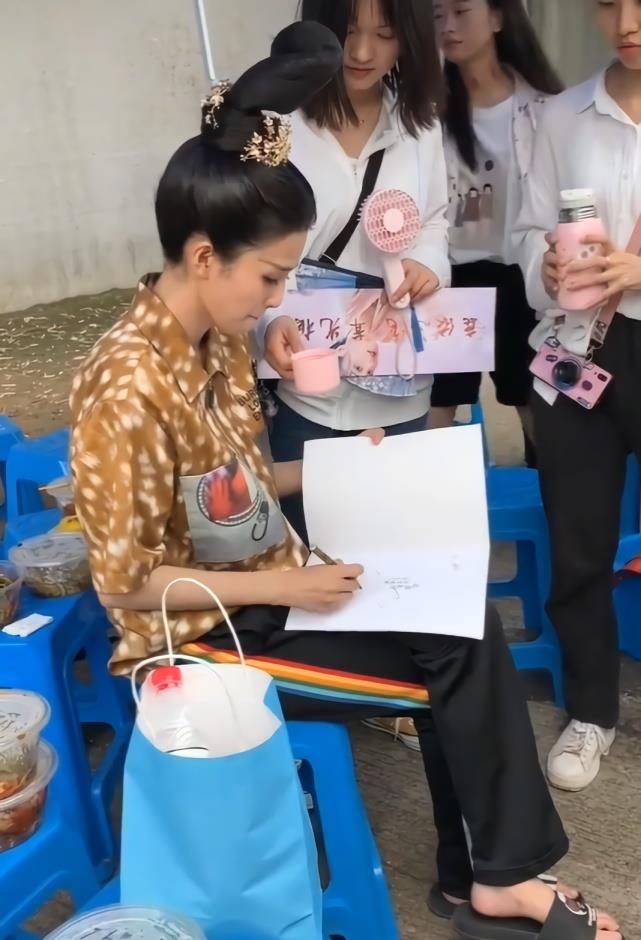 白鹿的新戏造型无力吐槽，“木棍”插头上，比缝纫机发型还招摇！
