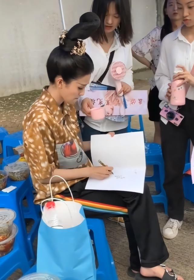 白鹿的新戏造型无力吐槽，“木棍”插头上，比缝纫机发型还招摇！