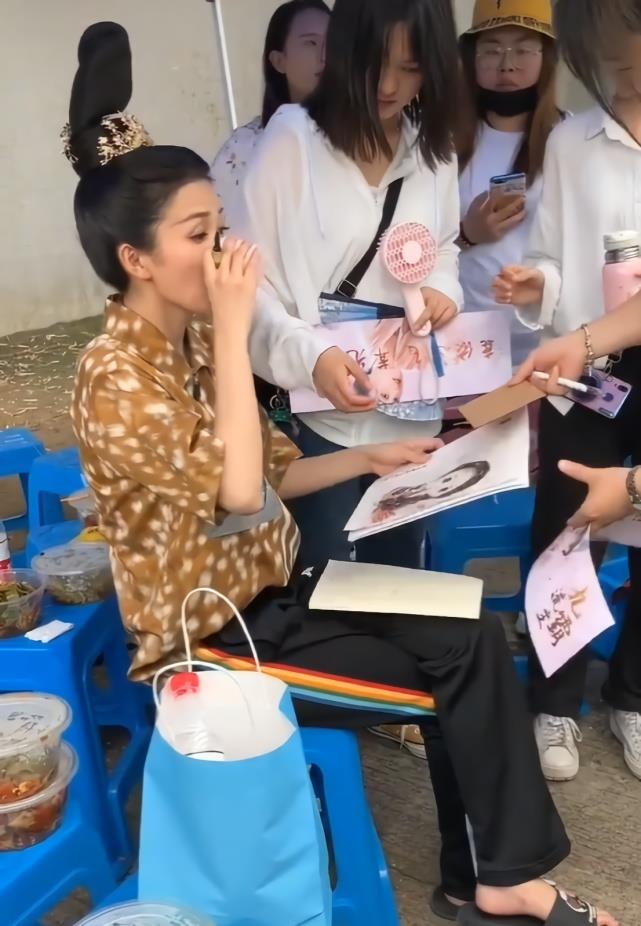 白鹿的新戏造型无力吐槽，“木棍”插头上，比缝纫机发型还招摇！