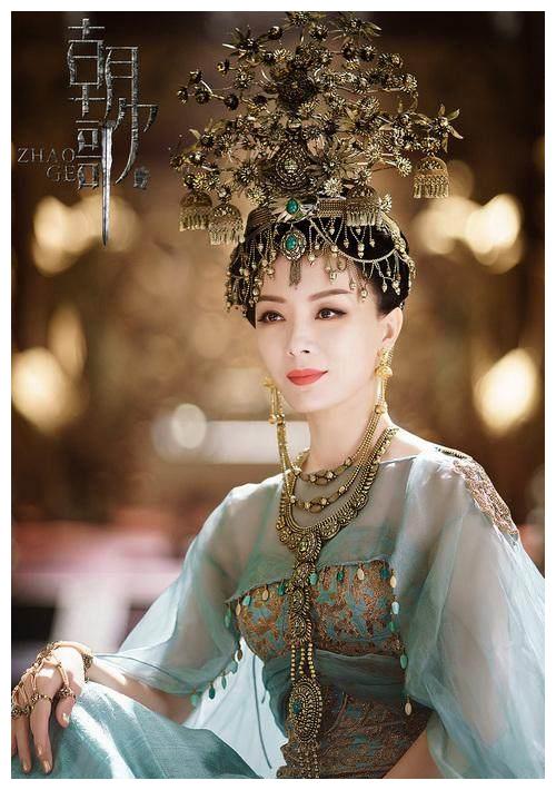 关晓彤的缝纫机不算啥，于正辣眼造型再升级，保剑锋头顶圣诞树！