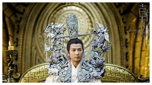 关晓彤的缝纫机不算啥，于正辣眼造型再升级，保剑锋头顶圣诞树！