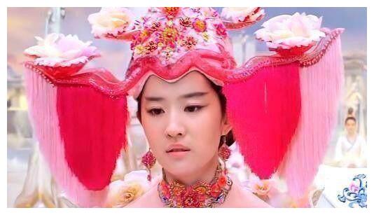 关晓彤的缝纫机不算啥，于正辣眼造型再升级，保剑锋头顶圣诞树！