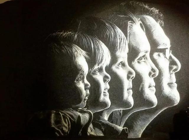 这位印度男人，用缝纫机作画，当看到作品后，佩服不已
