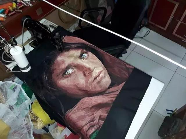 这位印度男人，用缝纫机作画，当看到作品后，佩服不已