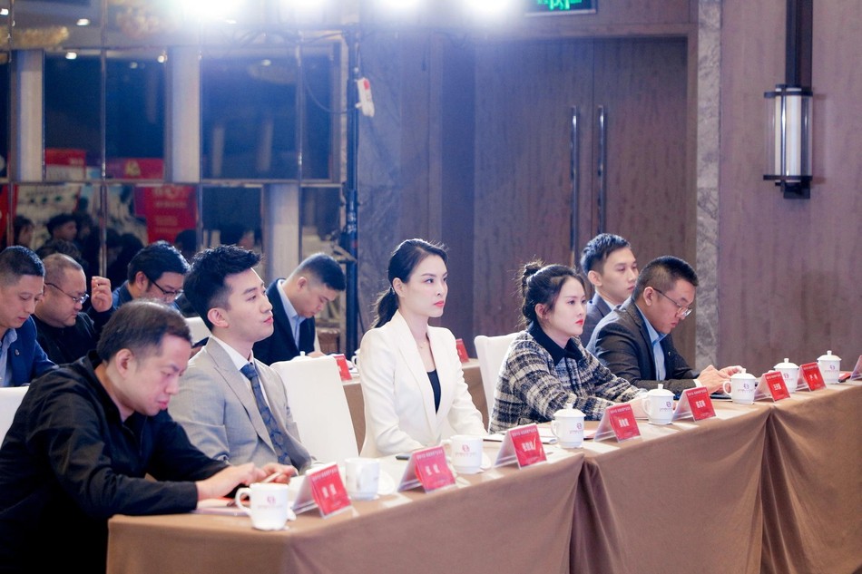 两奥运五金王同时现身，吴敏霞携丈夫秀恩爱，27岁陈若琳面貌发福