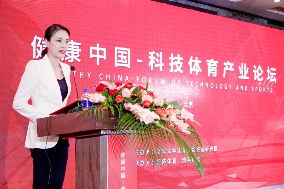 两奥运五金王同时现身，吴敏霞携丈夫秀恩爱，27岁陈若琳面貌发福