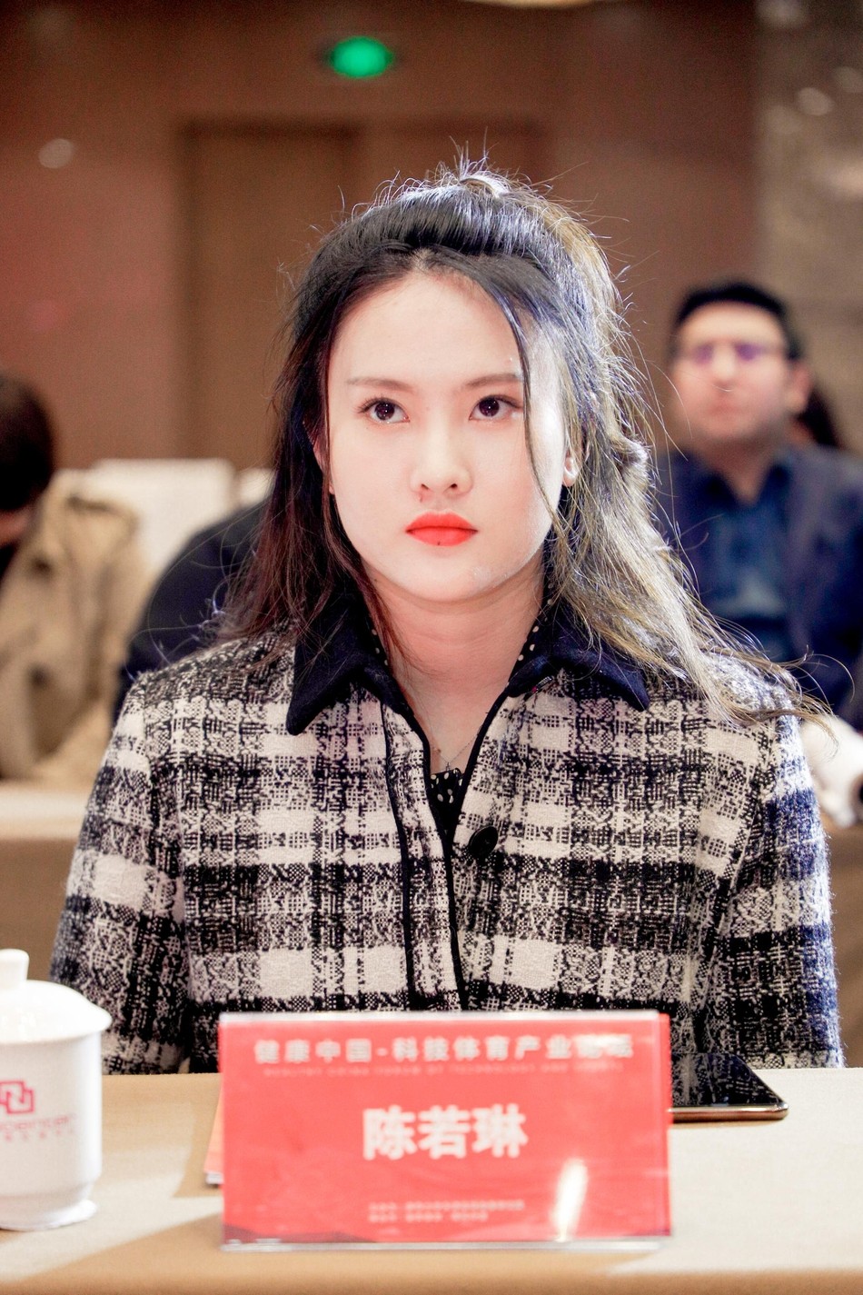 两奥运五金王同时现身，吴敏霞携丈夫秀恩爱，27岁陈若琳面貌发福