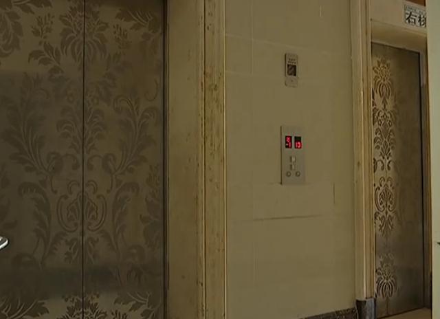 女子被困电梯长达2小时,按紧急按钮无人应答,物业:员工的问题