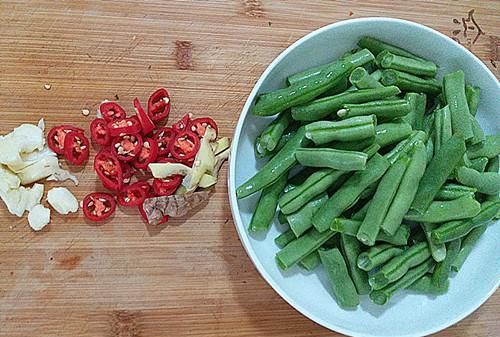 秋季容易上火多吃此肉，滋阴养胃，清虚热，和豆角一起炒，美味