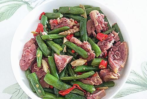 秋季容易上火多吃此肉，滋阴养胃，清虚热，和豆角一起炒，美味