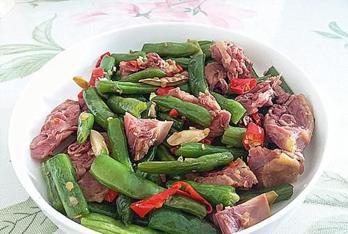 秋季容易上火多吃此肉，滋阴养胃，清虚热，和豆角一起炒，美味