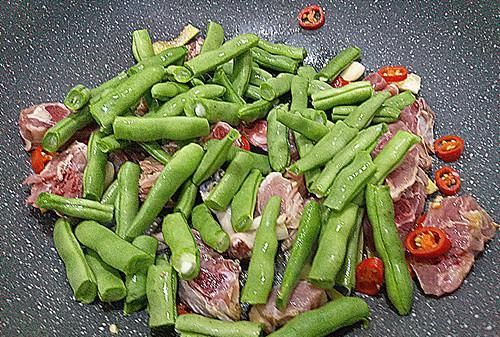 秋季容易上火多吃此肉，滋阴养胃，清虚热，和豆角一起炒，美味