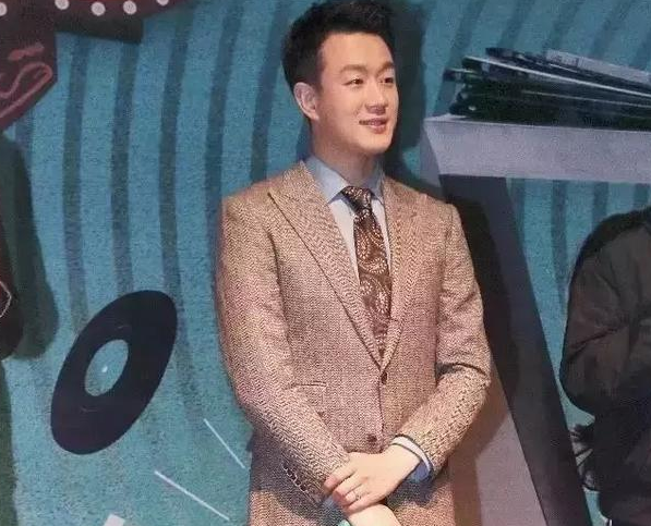 身价过亿却穿一双便宜鞋，用20元网购的水杯，娱乐圈最持家男神