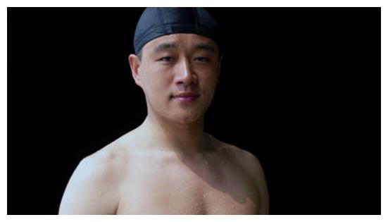 身价过亿却穿一双便宜鞋，用20元网购的水杯，娱乐圈最持家男神