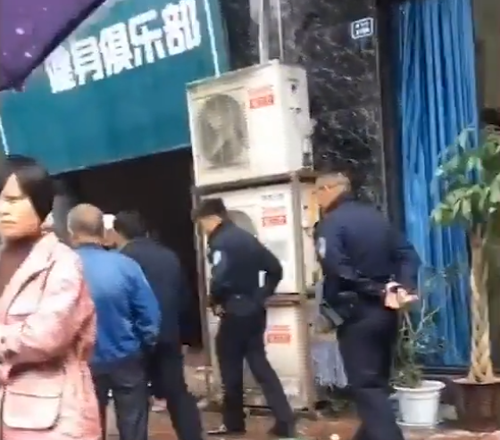 一健身房老板跑路，众人哄抢健身器材，老大爷扛起杠铃就走！