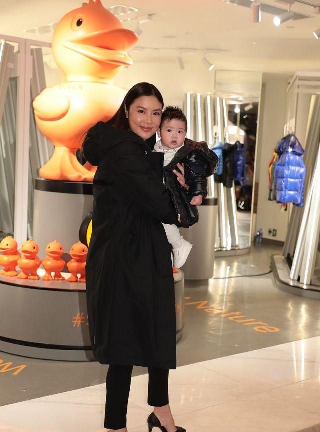 培养环保意识，还是为捞金？乐基儿参加活动不忘带6个月大的儿子