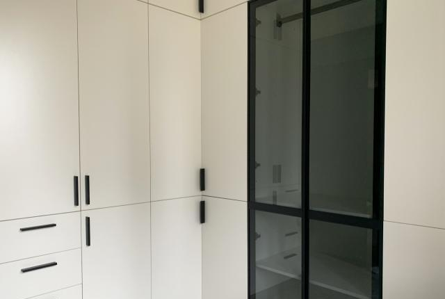 衣帽间拐角难设计，安装3层旋转置物架，伸手轻轻一转就完事