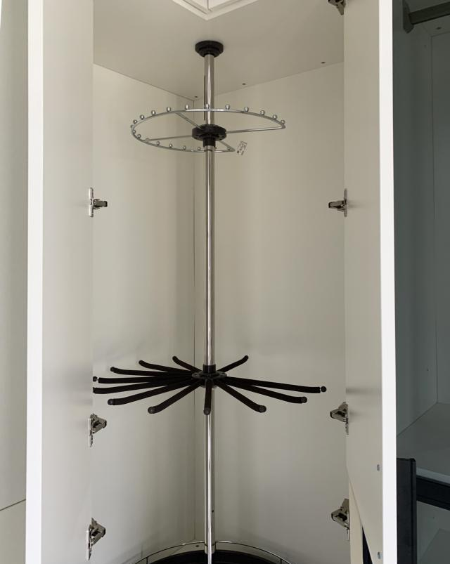 衣帽间拐角难设计，安装3层旋转置物架，伸手轻轻一转就完事