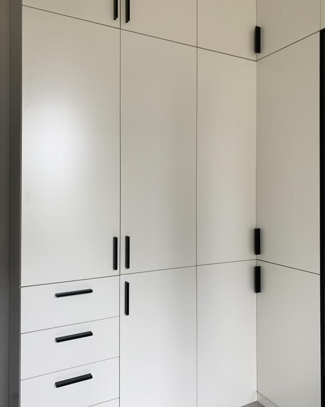 衣帽间拐角难设计，安装3层旋转置物架，伸手轻轻一转就完事