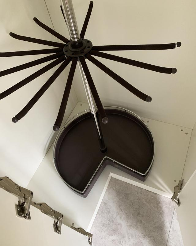 衣帽间拐角难设计，安装3层旋转置物架，伸手轻轻一转就完事