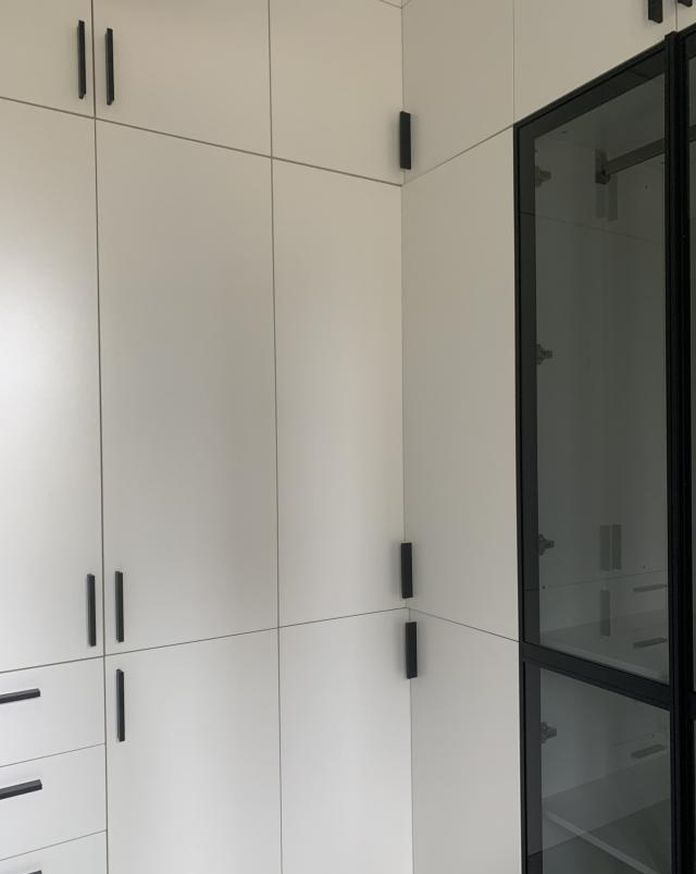 衣帽间拐角难设计，安装3层旋转置物架，伸手轻轻一转就完事