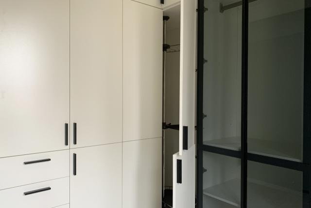 衣帽间拐角难设计，安装3层旋转置物架，伸手轻轻一转就完事