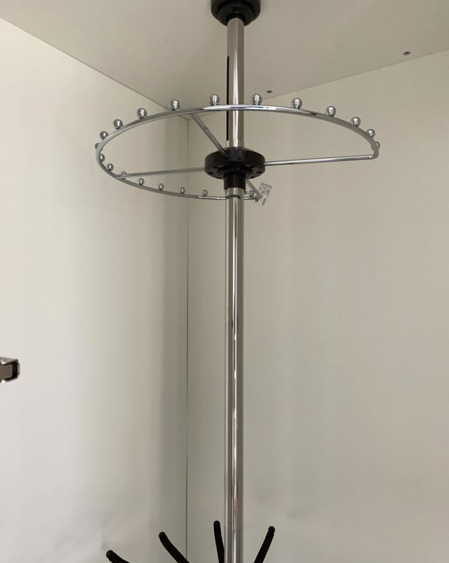 衣帽间拐角难设计，安装3层旋转置物架，伸手轻轻一转就完事