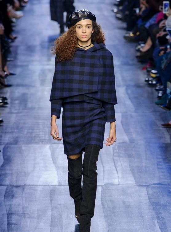 标志性的面料融入独创设计和领先技艺,看起来更加的修长