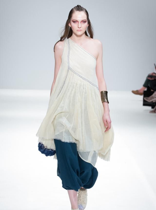 标志性的面料融入独创设计和领先技艺,看起来更加的修长