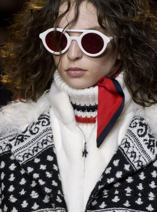 标志性的面料融入独创设计和领先技艺,看起来更加的修长