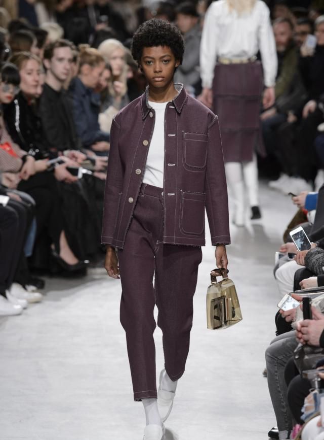 标志性的面料融入独创设计和领先技艺,看起来更加的修长