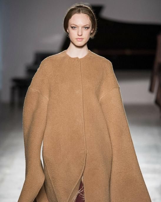 标志性的面料融入独创设计和领先技艺,看起来更加的修长