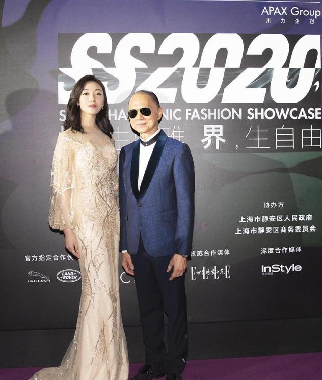 菅纫姿27岁身材曼妙，穿雪纺面料连衣裙优雅大气，意外穿出高级感