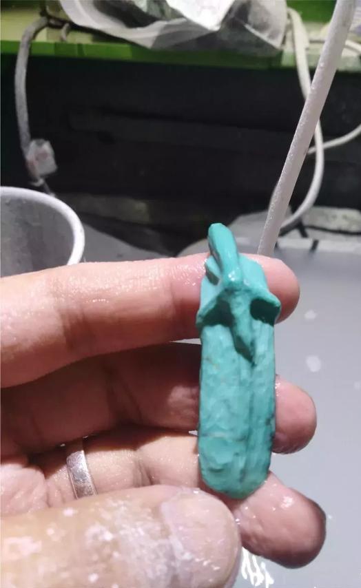 大师,看我这块绿松石雕个什么合适?雕个毛!哎!你怎么骂人呢?