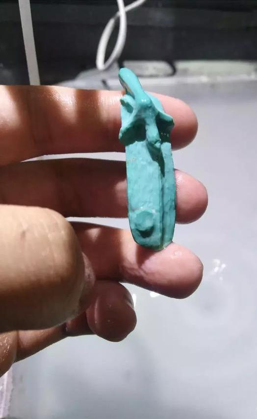 大师,看我这块绿松石雕个什么合适?雕个毛!哎!你怎么骂人呢?