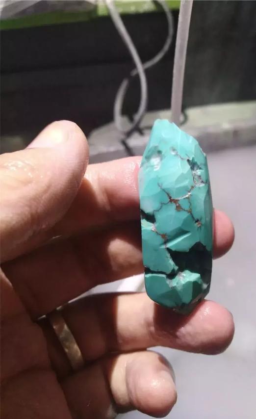 大师,看我这块绿松石雕个什么合适?雕个毛!哎!你怎么骂人呢?