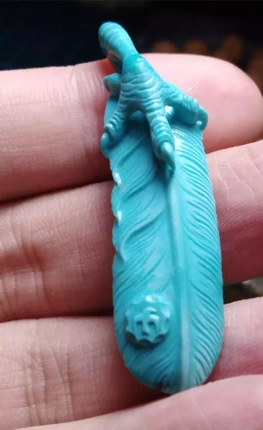 大师,看我这块绿松石雕个什么合适?雕个毛!哎!你怎么骂人呢?