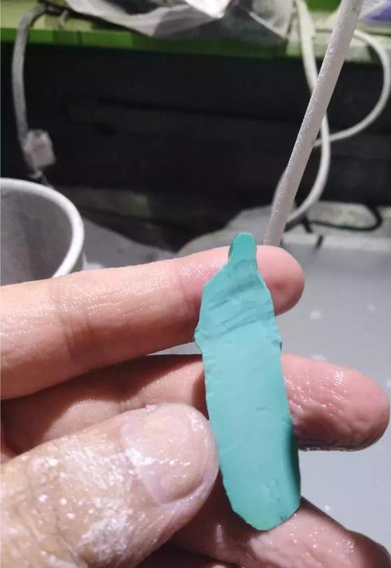 大师,看我这块绿松石雕个什么合适?雕个毛!哎!你怎么骂人呢?