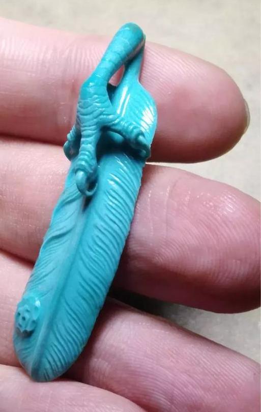 大师,看我这块绿松石雕个什么合适?雕个毛!哎!你怎么骂人呢?