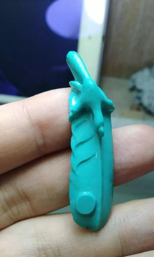 大师,看我这块绿松石雕个什么合适?雕个毛!哎!你怎么骂人呢?