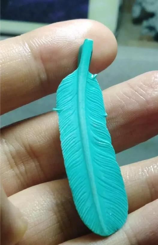 大师,看我这块绿松石雕个什么合适?雕个毛!哎!你怎么骂人呢?