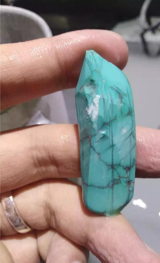 大师,看我这块绿松石雕个什么合适?雕个毛!哎!你怎么骂人呢?